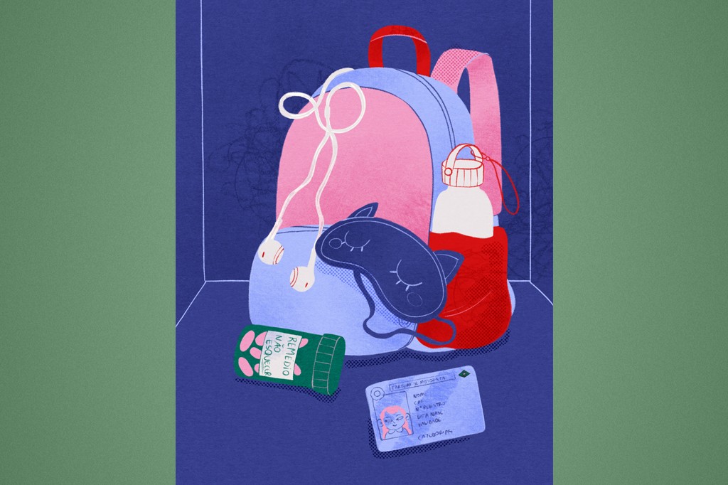 Mochila rosa e azul com fones de ouvido brancos, m&aacute;scara de dormir azul e garrafa de &aacute;gua vermelha. Ao lado, um pote verde com a frase Rem&eacute;dio n&atilde;o esquecer e uma carteira de estudante azul com foto de uma mulher. Tudo sobre um fundo azul com bordas brancas, simulando um nicho, e laterais verdes.