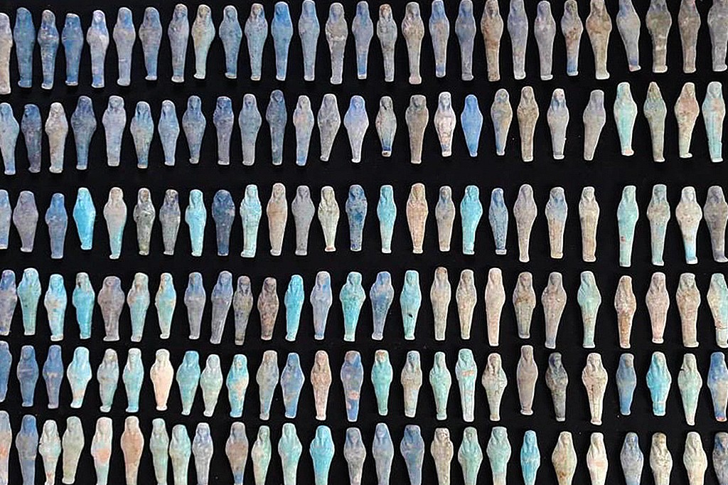 Por que os egípcios enterravam estatuetas com os mortos? 500 estatuetas são achadas em necrópole egípcia