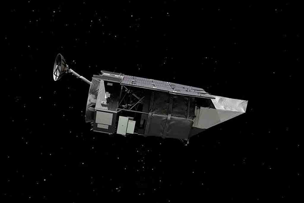 Satélite espacial cinza flutuando no espaço escuro, com painéis solares e uma antena parabólica, cercado por estrelas distantes